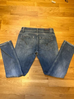 Blå Dondup George Jeans -   Säljer ett par sjukt snygga blåa Dondup George-jeans i storlek 32. Med  perfekt passform  Made in Italy med hög kvalitet. klassisk femficksdesign och subtil Dondup-logga baktill ger både Grisch-vibe och premiumkänsla. 🇮🇹✨￼Kontakta mig vid minsta fråga!  