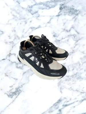 Moncler Runners - Schyssta Moncler runners i storlek 44!! OBS: utan box, därav priset (ny pris 5500)– enkla att matcha och sköna att bära. Ett stilrent val, noggrant utvalt med omsorg av A.M.C.  📩 Frågor? Hör gärna av dig! 📲 Följ oss här på Plick för fler uppdateringar. ♻️ Tack för att du handlar mer hållbart med A.M.C!