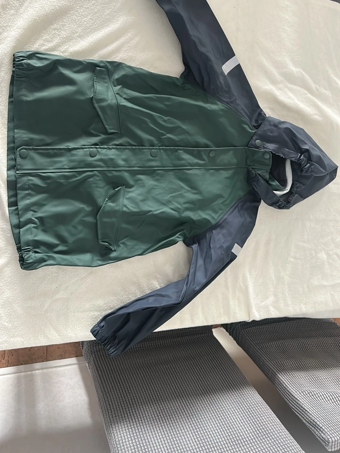 Grön regnjacka med huva