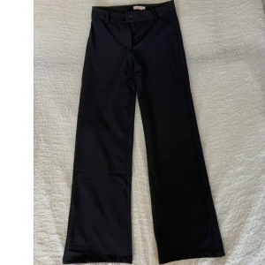 Lågmidjade kostymbyxor från Nelly - Aldrig använda. Normal längd. På mig var de väldigt långa (jag är 158). Pris går att diskutteras