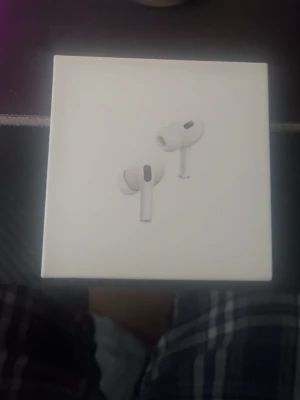 Apple AirPods Pro (2nd Gen) USB-C - Snygga och moderna vita AirPods Pro (2nd generation) med MagSafe-laddningsetui och USB-C. Trådlösa in-ear-hörlurar med stilren design och grymt ljud, perfekta för musik, poddar och samtal. Kommer i originalförpackning.