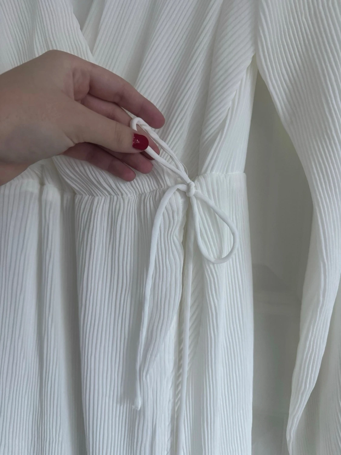 Vit omlottklänning med knytband - 1