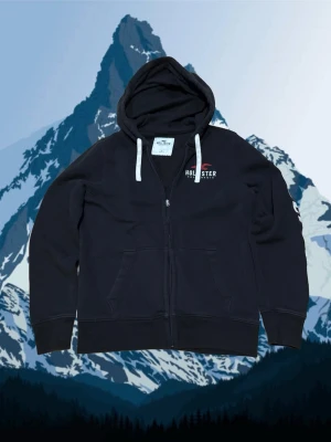 Hollister zip hoodie S - Säljer en sjukt snygg och stilren Hollister hoodie i storlek S. Den är i mycket bra skick 9/10. Bara att  fråga vid frågor😀