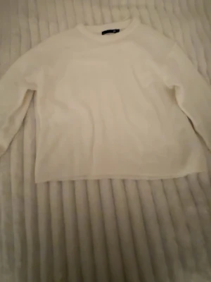 Vit stickad tröja  - Vit stickad tröja från lager 157. Använd ett par gånger. Storlek XS. 