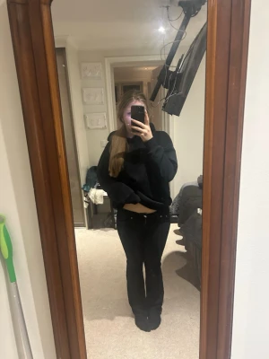 Svarta jeans - Säljer ett par svarta jeans från Gina Tricot med fickor bak. Sitter bra på mig som är 165 och jeansen är i storlek 38 och dom är bootcut, använt fåtal gånger och är som nya. Köpte dom för 400 men säljer för 300. 