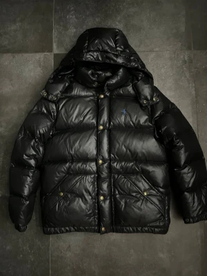 Ralph lauren vinterjacka  - Tjena, säljer nu denna riktigt snygga och populära Ralph lauren jackan i bra skick, storlek L 14-16 vilket motsvarar xs, hör av er vid frågor och funderingar🙌🤝