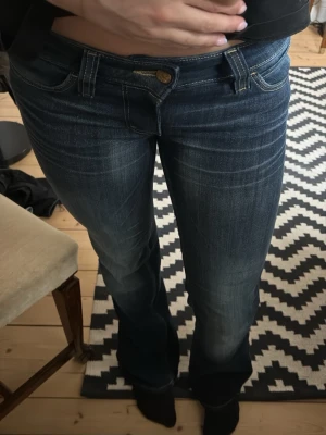 Blå bootcut jeans med slitningar - Säljer dessa jeans från weekday! Andvända 1 gång!!! Som nya!!