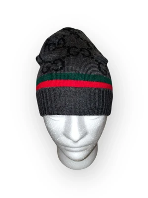 G.u.c.c.i  Mössa- Grå, One size  - Helt ny. Fin replika med hög kvalitet. One size. Pris: 699kr. Först till kvarn. Skickas direkt inom 24h