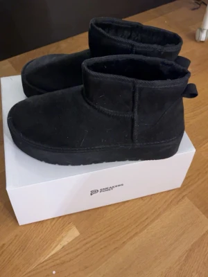 Svarta uggs med hög sula  - Svarta Uggs helt nya utan kartong