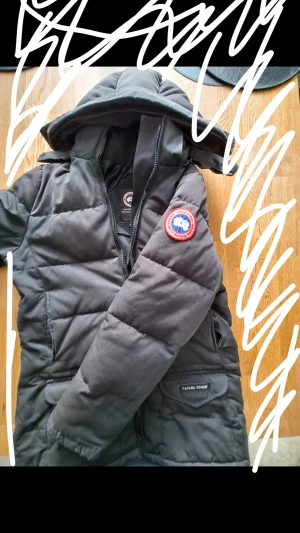 canada goose jacka  - canada goose jacka i bra skick har päls till den men har plockat av den men om man köper så är får man självklart med pälsen billigt pris pågrund av att dragkedjan är paj men går att fixa enkelt
