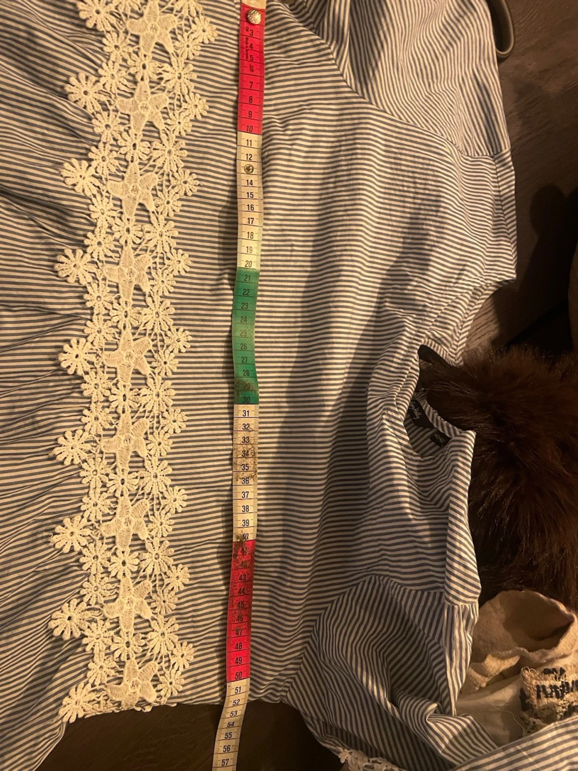 Blårandig blus med spetsdetaljer - 1