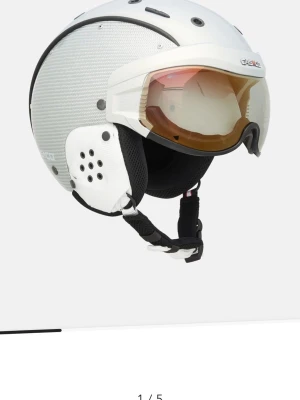Vit skid/sporthjälm från Casco - Modern och snygg hjälm från Casco med integrerat visir perfekt för vintersport. Njut av din skidåkning i och glid ner för backarna med stil.