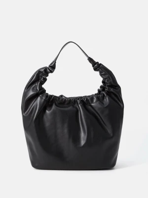 Tote bag - Säljer en snygg väska ifrån Gina Tricot. Väskan har små fack däri och är ganska stor så man får plats med kläder osv. Skriv för egna bilder och prisförslag ❣️❣️