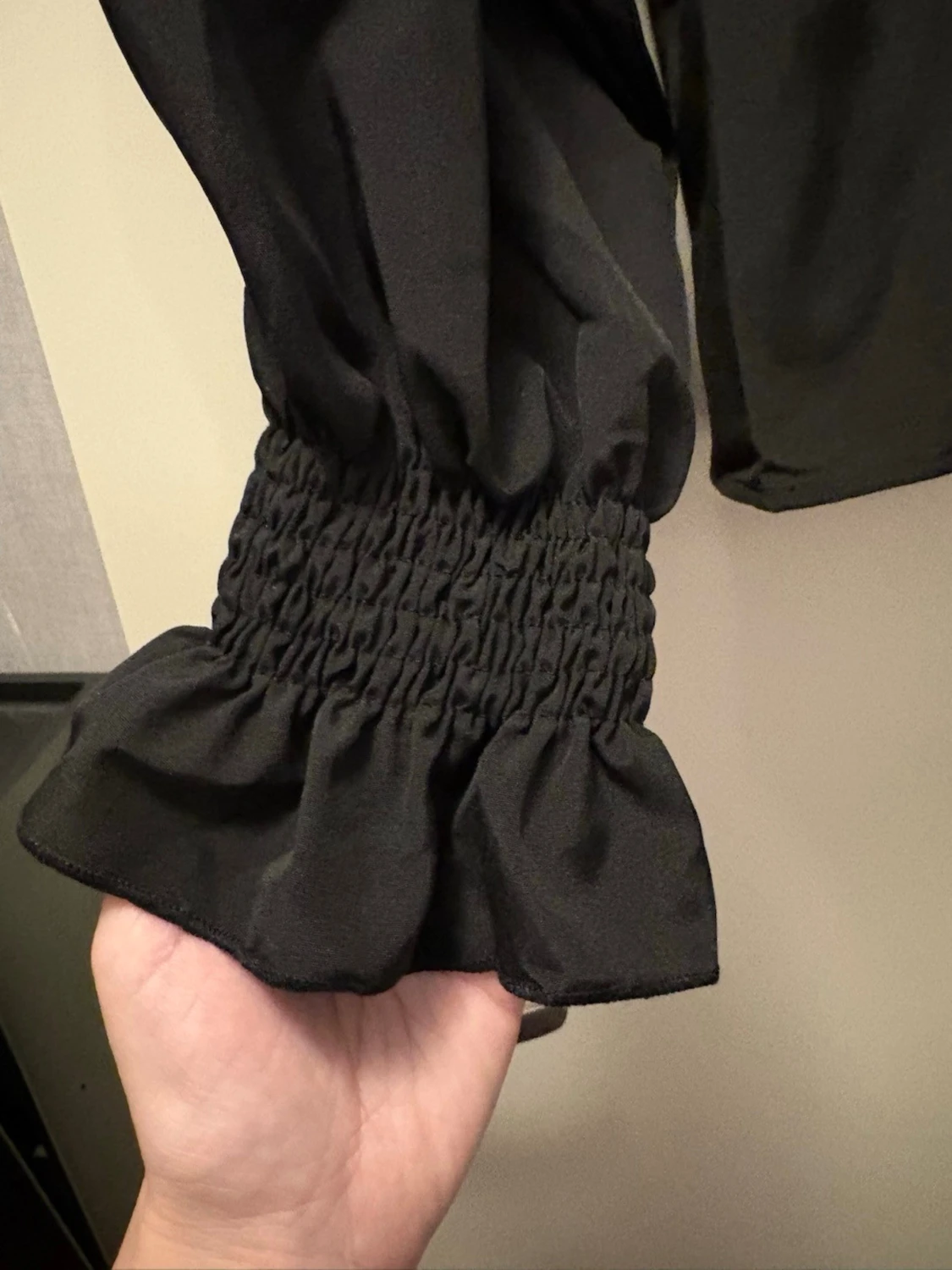 Svart blus med puffärm och smock - 2