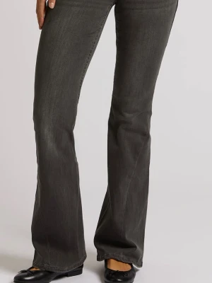 Grå bootcut jeans från True Religion - Snygga grå jeans från True Religion med bootcut passform och klassiska fickor med lock och knapp bak. Jeansen har en låg midja och är tillverkade i mjukt denimtyg som sitter skönt. Perfekta för dig som vill ha en cool och avslappnad stil.