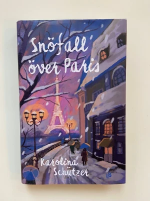 Snöfall över Paris av Karolina Schützer - Boken är helt ny och oläst! En färgstark roman.  Boken handlar om tv-reportern Sophia, hemligheter och kärlek i Paris. Feelgood-bok. Läs den!