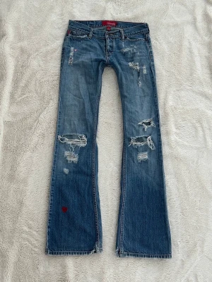 Hollister lågmidjade jeans  - Ett par jeans från Hollister i storlek 1, vilket motsvarar en vanlig XS. Rakt över midjemått: ca 36cm. Innebenslängd: ca 80cm. Jag fraktar inom 24h, frakt med PostNord prioriteras. Se liknande plagg i min profil! 