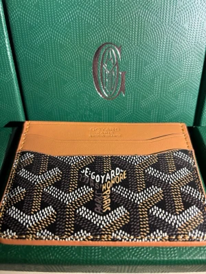 Brun Korthållare - Säljer en Brun Korthållare!  ✅ Sjukt snygg och säljes nu för 349kr! Box och Kort ingår samt att korthållare kommer inplastad