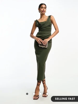 Olivgrön långklänning med drapering Asos - Köpte två storlekar av den från asos, glömde lämna tillbaka den i tid. Snygg olivgrön långklänning med draperad urringning och smala axelband. Klänningen har figurnära passform och är perfekt för dig som vill sticka ut med en elegant och modern look. Passar till både klackar och sandaler.