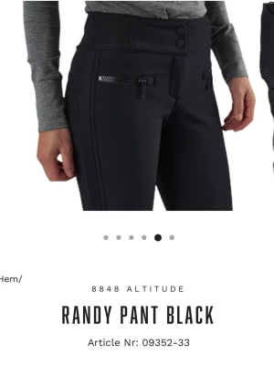 Svarta skipants / slalom Randy  8848 Altitude skid byxor Stl 36  - Snygga svarta täckbyxor från 8848 Altitude med hög midja, dragkedjor framtill och knappstängning. Byxorna har en slim passform och är perfekta för vinterns alla äventyr. Materialet är slitstarkt och håller dig varm och torr i backen.