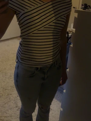 Randig topp - Jättesnygg randig off shoulder topp, köp på en marknad i Italien. Använd 1-2 gånger, i jätte bra skick💗