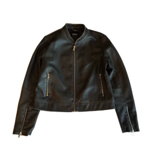 Svart skinnjacka/ läderjacka/ bikerjacka, y2k/2000s/90s - Skinnjacka från Only! (Obs! En liten defekt finns i fram på vänster sida, dels baksidan av vänster ärm, se bilder.. annars i bra skick)