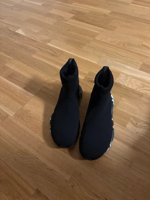 Balenciagha skor - Säljer ett par feta skor i storlek 44, de är knappt använda och är i otroligt bra skick.