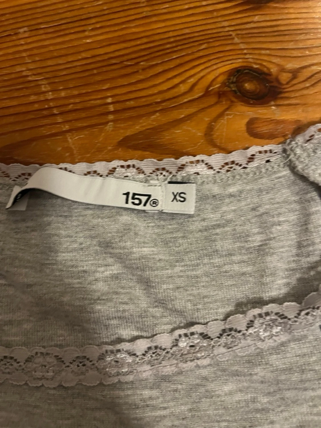 Grå croppad topp med spetskant - 2