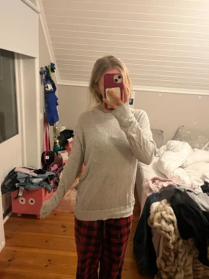 Ljusgrå basic tröja med rund hals - Enkel och stilren ljusgrå tröja med rund halsringning och långa ärmar. Perfekt att matcha med jeans eller mjukisbyxor. Tröjan har en rak passform och är tillverkad i ett mjukt och bekvämt material.