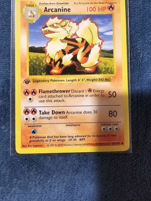 Arcanine #23 1st Edition  - Säljer ett Arcanine Pokémonkort från Base Set med klassisk gul ram och färgstark illustration. Kortet har attackerna Flamethrower och Take Down och är på engelska. Perfekt för samlare eller Pokémonfans som vill utöka sin kortsamling.