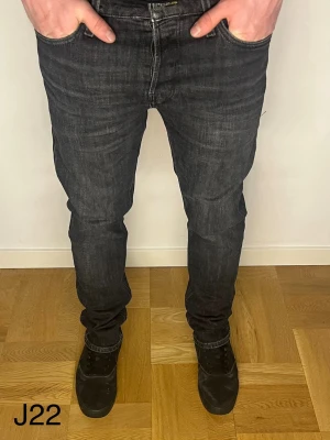 Mörkgråa Jack & Jones Jeans - Mörkgråa Jack & Jones Jeans med storlek W30 L32. Passform Mike/Comfort. Hör av er kring minsta funderingar!