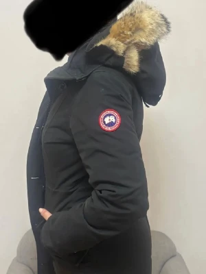 Canada Goose jacka - Snygg svart parkas från Canada Goose. Säljer eftersom den inte används längre. Skriv vid fler frågor.