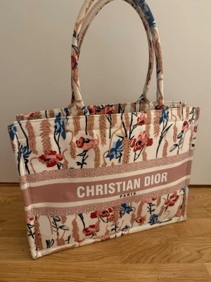 Väska  - Så snygg väska! Knappt använd. 