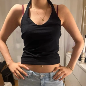 Svart topp - Fin svart topp från Gina Tricot. Storlek L men sitter som en S
