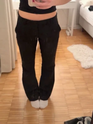 Svarta kostymbyxor från BikBok - Snygga svarta kostymbyxor sop har en klassisk rak passform från BikBok. Byxorna har midja som sitter normalt och är perfekta för en clean och stilren look. Tillverkade i ett mjukt material som känns bekvämt hela dagen. Köpta för 500, priset kan diskuteras.       ALDRIG ANVÖNDA  