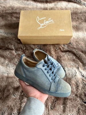 Christian Louboutin  - Tja, säljer dessa otroliga skor från Christian Louboutin igen. Storlek 40.5 men passar någon storlek större, ungefär 41,5. Kvitto från Harrods finns och medföljs. De är lite smutsiga och mochan är lite sliten men de är fortfarande väldigt fräscha. Om du har några fler frågor så är det bara att höra av sig! 