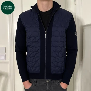 Cardigan Giacomo Conti - Cardigan från Giacomo Conti | Storlek: S - Skicket på denna cardigan är i perfekt skick utan defekter - Vårat pris: 649 - Nypris: 1,649kr - Modellen är 184cm och väger 70kg. 