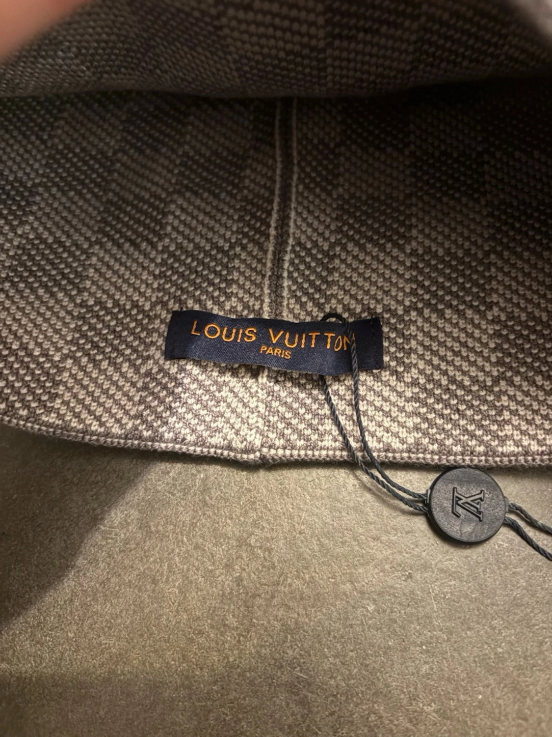 Grå exklusiv mössa med rutmönster - 1