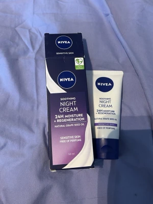 Nivea Soothing Night Cream 50ml - Helt oanvänd. Nivea Soothing Night Cream för känslig hud, 50 ml. Ger 24h fukt och regeneration med naturlig druvkärnolja. Parfymfri formula i vit och lila tub, perfekt för nattlig hudvård.