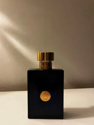 Versace Dylan blue  - Versace Dylan Blue, 3ml sample. Det är en kraftfull och fräsch herrdoft med citrus, vattennoter och en kryddig, träig bas. En populär och lättburen parfym som passar perfekt för vardag, kväll och sommar. SentAndStyle ger dig priserna: [3ml för 25kr, 5ml för 35kr, 10 ml för 65kr] KOLLA I PROFILEN FÖR MER!
