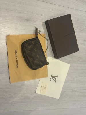 Louis Vuitton mini poch. - Säljer en Louis Vuitton Mini Pochette i klassiskt Monogram-canvas. En tidlös och populär modell som kan användas som liten väska, clutch eller necessär – perfekt både till vardag och fest. Kvitto medföljer. 