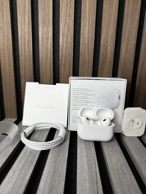 Apple AirPods Pro (vit, MagSafe-laddning) - Säljer ett par vita Apple AirPods Pro med MagSafe-laddningsetui. Trådlösa in-ear hörlurar med aktiv brusreducering och silikontoppar för skön passform. Kommer med originalkartong, laddkabel och tillbehör. Perfekta för musik, samtal och träning.