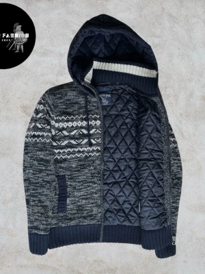 Stickad fodrad cardigan jacka - Stickad cardigan jacka med mörkblå, grå och vit unik mönster och quiltad mörkblå stoppning på insidan för extra värme, väldig mjuk och bekväm. Skicket är nästintill ny utan några defekter och knappt använd. Storlek S men kan även passa M. Hör av dig för mått!                                                   ~                                                                                               Nypris okänt liknande säljs för 800-1200kr  | Vårt pris 999 kr. Alla följare får rabatt, följ!