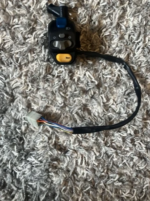 Styrenhet till speedfight 2/vivacity - Säljer en styrenhet till Peugeot speedfight 2/viva funkar fint och hänger med fäste till backspegel. 250kr eller bud!