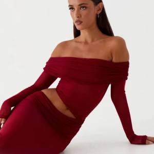 Emery maxi dress - Supersnygg vinröd maxi klänning från märket Peppermayo! ❤️🌹Jag köpte den från Plick  oanvänd och i sin originala förpackning och har sedan dess använt den vid endast ett tillfälle. Mått: Bust: 79 cm Waist: 61 cm Hip: 89 cm Length: ca 140 cm. (Mått från hemsidan för st. 34)💗