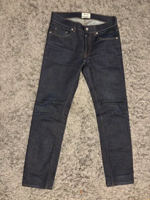 Acne Studios Japanese  indigo denim - Säljer dessa Acne Studios jeans i skick intill nyskick. Oerhört fina och väntar på sin nästa ägare. Dessa är gjorda av exklusivt japanskt indigo denim Storlek W31 L32 Skriv om ni undrar något mer🌟 