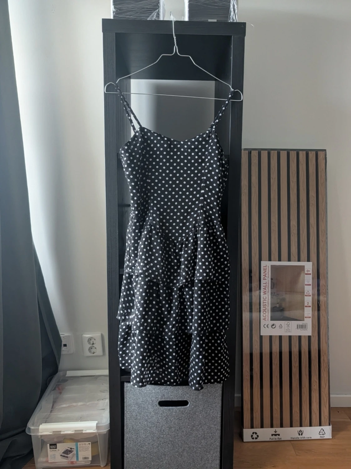 Svart prickig klänning SisterSpoint