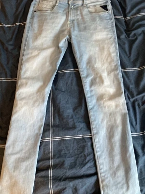Replay Anbass Hyperflex - Säljer ett par Replay Anbass Hyperflex jeans. Knappt använda. Pris går att diskutera!