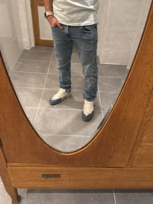 Replay jeans  - Ett par riktigt snygga byxor från Replay i storlek W30 L32 i modellen Anbbas 