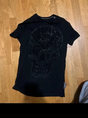 Philip plein Svart t-shirt - Snygg svart t-shirt från Philipp Plein  skriv för mer info 